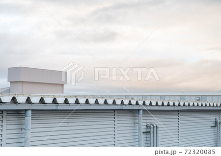 建物の屋根と空 建物の屋根と空 72320085