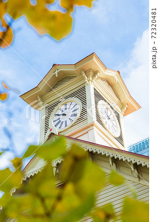 晩秋の北海道　札幌市時計台　縦構図 72320481