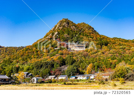 滋賀県東近江市　全山紅葉している太郎坊宮の遠景 72320565