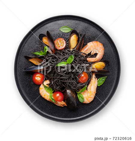 Black seafood spaghetti pasta 72320616
