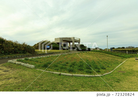 湘南三浦半島の先端神奈川県三浦市城ヶ島の冬（曇） 72320824