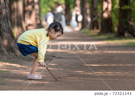 子供 公園 幼児 72321143