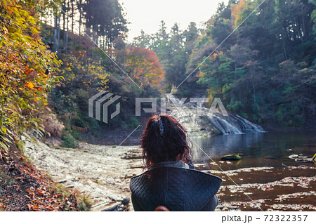 【紅葉の粟又の滝を満喫する観光客】 【紅葉の粟又の滝を満喫する観光客】 72322357