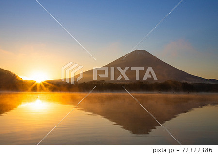 蒸気霧が漂う幻想的な朝日　富士山　精進湖 72322386