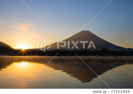 蒸気霧が漂う幻想的な朝日　富士山　精進湖 72322404