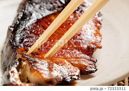 焼き魚(鰤(ブリ)の照り焼き)と箸。 72323311