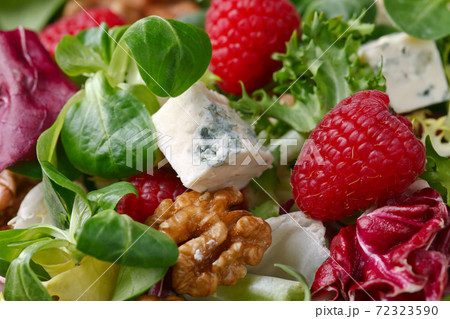 Green salad with blue cheese 72323590