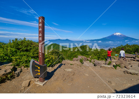 神奈川県南足柄市の金時山の山頂から富士山方面眺望 72323614