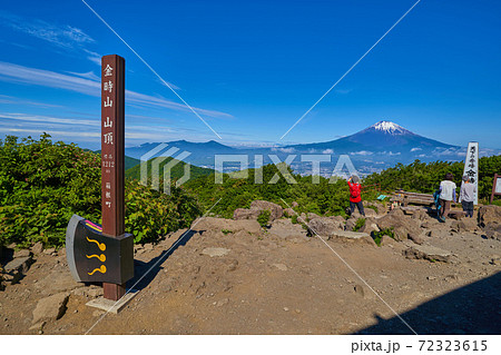 神奈川県南足柄市の金時山の山頂から富士山方面眺望 72323615