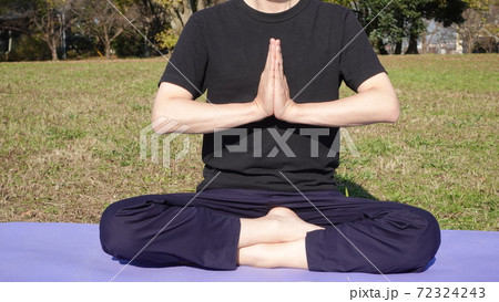 公園でヨガマットを敷いてヨガ男子が瞑想ポーズ 合掌 公園でヨガマットを敷いてヨガ男子が瞑想ポーズ 合掌 72324243