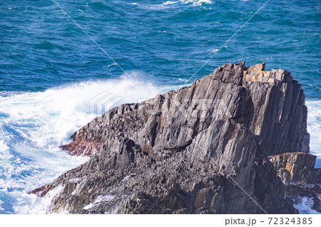 日本海の荒波と柱状節理の岩礁　島根県出雲市大社町 72324385