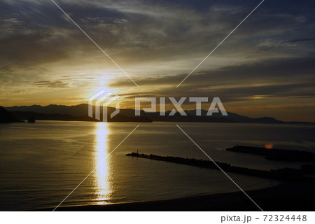 小樽塩谷漁港の美しい夕陽 72324448