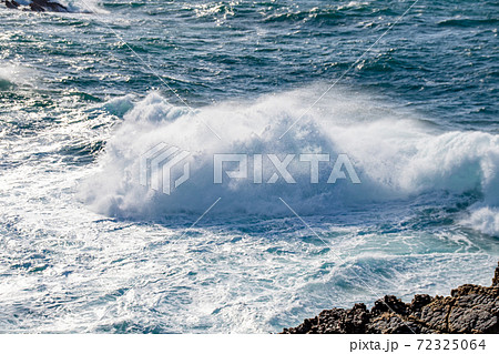 日本海の荒々しい波としぶき 72325064
