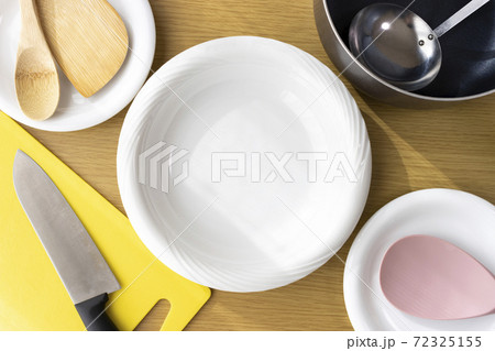 テーブルの上に置いた、料理道具とお皿 テーブルの上に置いた、料理道具とお皿 72325155