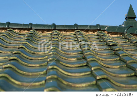 修理が必要な屋根の瓦 72325297