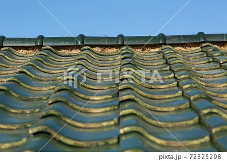 修理が必要な屋根の瓦 72325298
