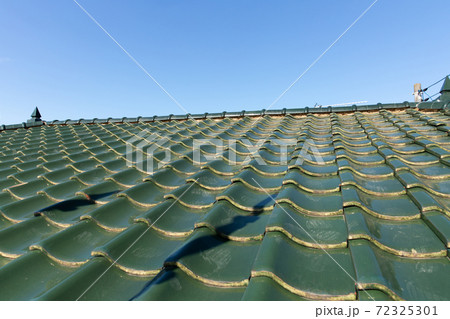 修理が必要な屋根の瓦 72325301