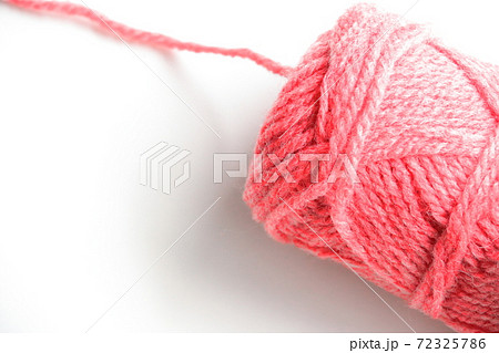 ピンク色の毛糸 72325786