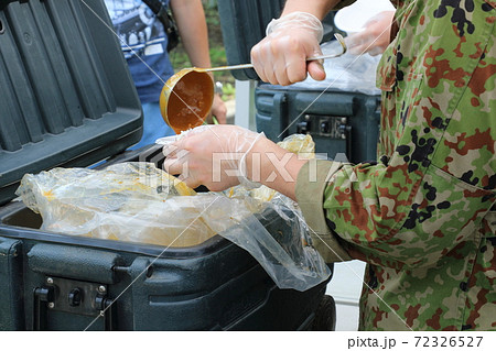 自衛隊の炊き出し訓練　カレーライス 72326527
