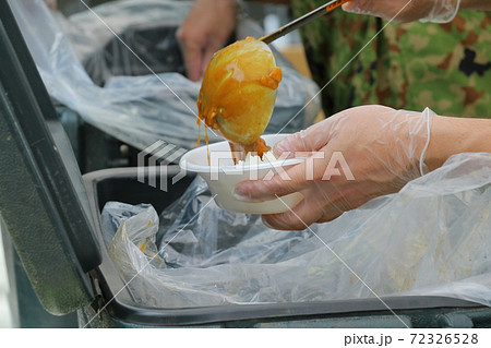 自衛隊の炊き出し訓練　カレーライス 72326528