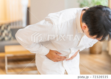 腹痛　お腹を抑える若い男性 72326535