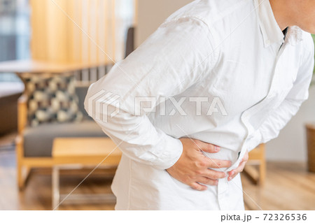 腹痛　お腹を抑える若い男性 72326536