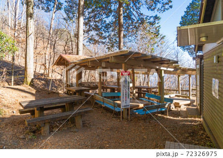 清滝小屋の休憩所（両神山） 72326975