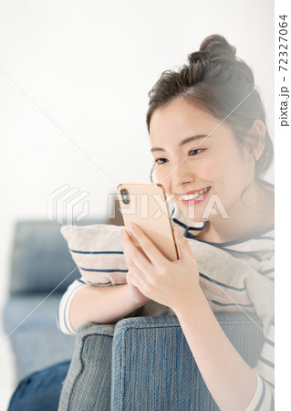 女性　スマホ　携帯電話　スマートフォン 72327064