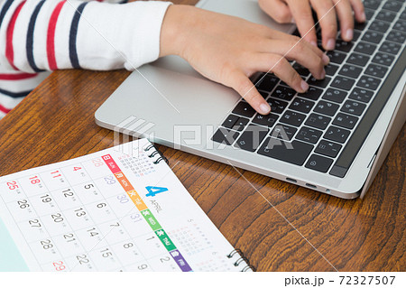 パソコン作業する幼児とカレンダー パソコン作業する幼児とカレンダー 72327507