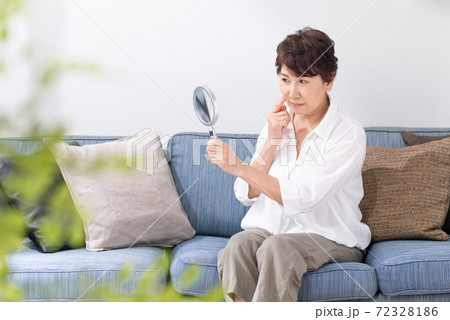 お肌を気にする女性　手鏡 72328186