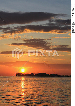 インドネシアマカッサルの海に沈む夕日 縦 の写真素材 7238