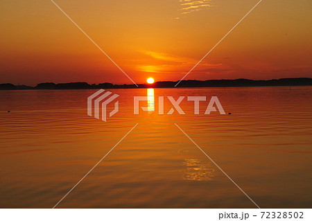 師走の夕焼け 金色に輝く茨城県霞ヶ浦の夕陽 晩秋の風景 師走の夕焼け 金色に輝く茨城県霞ヶ浦の夕陽 晩秋の風景 72328502