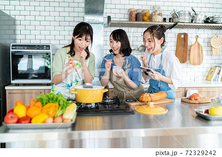 料理教室に通う女性 料理教室に通う女性 72329242