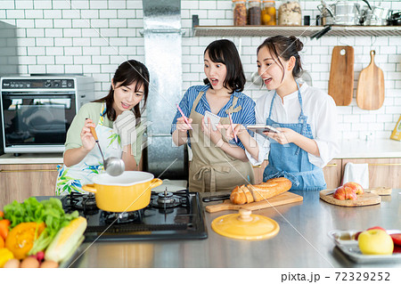 料理教室に通う女性 72329252