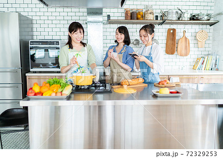 料理教室に通う女性 72329253