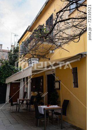 イタリアヴェネチアのオープン前のカフェ イタリアヴェネチアのオープン前のカフェ 72330521