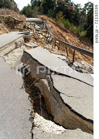 災害-道の崩壊 災害-道の崩壊 72330599