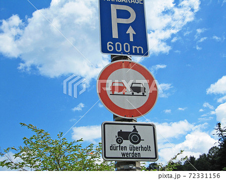 ヨーロッパの青空とトラクターの道路標識,ベルヒテスガーデン, バイエルン, ドイツ 72331156