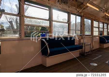 古い路面電車の車内　レトロな雰囲気 72331205