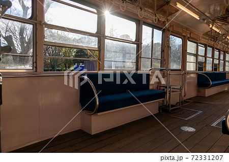 古い路面電車の車内 レトロな雰囲気 古い路面電車の車内 レトロな雰囲気 72331207