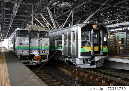 旭川駅で並ぶキハ40形とH100形 72331730