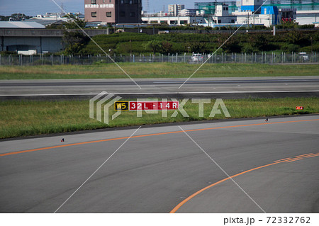 伊丹空港の誘導路をタキシング中のボーイング767から西側滑走路を示す32L-14Rの標識が見える 72332762
