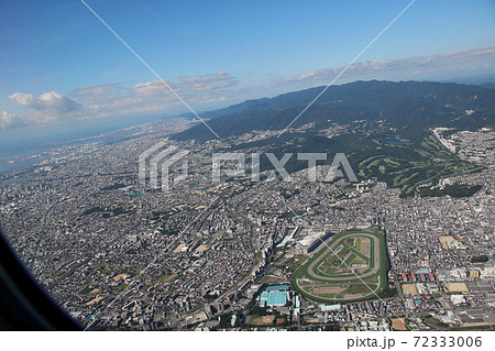 伊丹空港から離陸し上昇中のボーイング767から西宮･宝塚市の街並みが見える。右下は阪神競馬場。 72333006