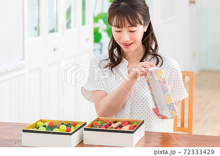フルーツ宝石箱の蓋を開ける女性の写真素材 [72333429] - PIXTA 