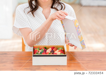 宝石箱のようなフルーツを持った女性 宝石箱のようなフルーツを持った女性 72333454