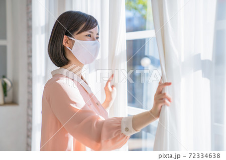 カーテンを開けて換気する若い女性 カーテンを開けて換気する若い女性 72334638