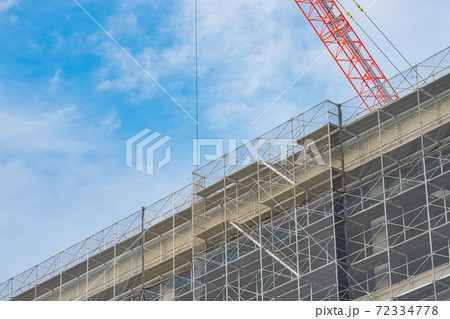建設現場　クレーンと仮設足場 72334778