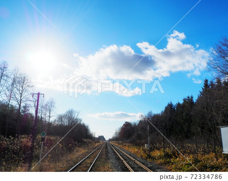 まっすぐと続いていく線路 72334786