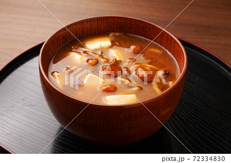 なめこと豆腐の味噌汁 なめこと豆腐の味噌汁 72334830