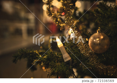 クリスマスツリーの装飾のキャンドルライトの写真素材